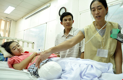 Bệnh viện hứa có trách nhiệm lâu dài với nữ sinh bị cưa mất chân