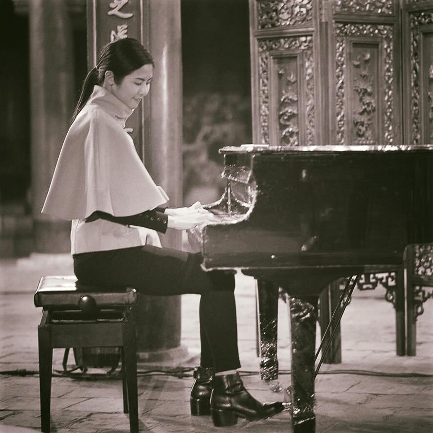 Ngọc Hân khoe \'Tranh thủ chả có mấy cơ hội được \'ngân nga\' piano ở Văn Miếu lúc đêm hôm khuya khoắt\'.