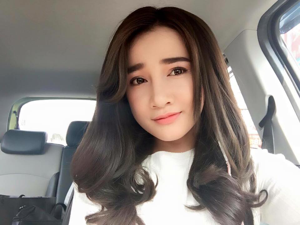 Diễn viên Nhã Phương selfile \'Điệu đà tóc mới\'.