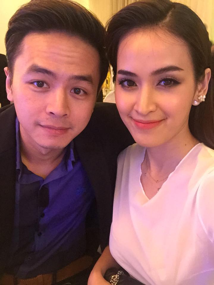 Tú Vi \'Lại đi Quatrian shbet hiện đang mở! Hôm qua Quatrian shbet hiện đang mở bạn, hôm nay Quatrian shbet hiện đang mở chị! Mong chị mãi hạnh phúc và vui vẻ như bây giờ... Thương chị lắm!\'.