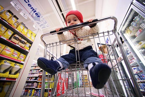 Ngồi xe đẩy đi siêu thị, bé gái 3 tuổi ngã chấn thương sọ não