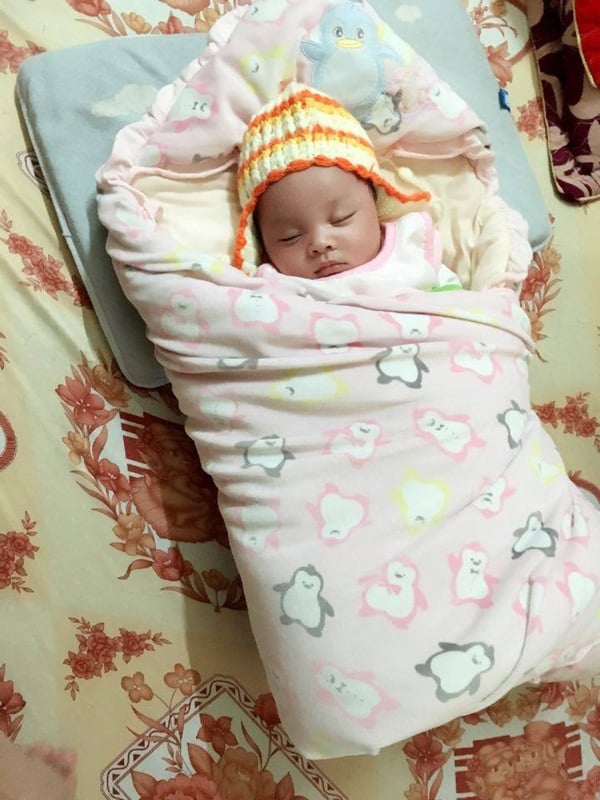 Phát hiện bé trai bị bỏ rơi kèm theo 1.500.000đ tiền mặt