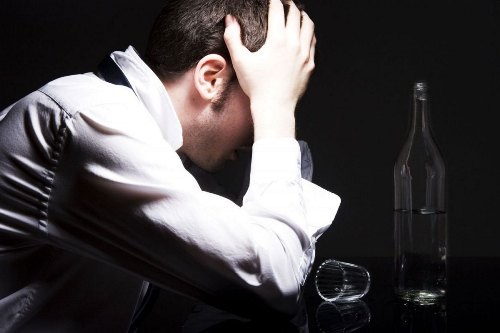 Cay cú vì bị người đàn bà hơn 5 tuổi lừa
