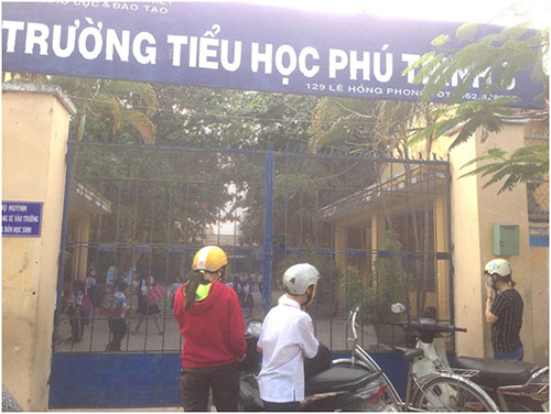 Cảnh báo chiêu dụ dỗ bắt cóc học sinh cấp 1 tinh vi khi đi học