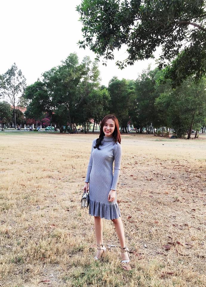 Angela Phương Trinh \'Lặng yên bóng cây. Lặng yên bóng mây. Lặng yên góc sân. Trưa nắng vàng. Em mơ về Anh...\'.