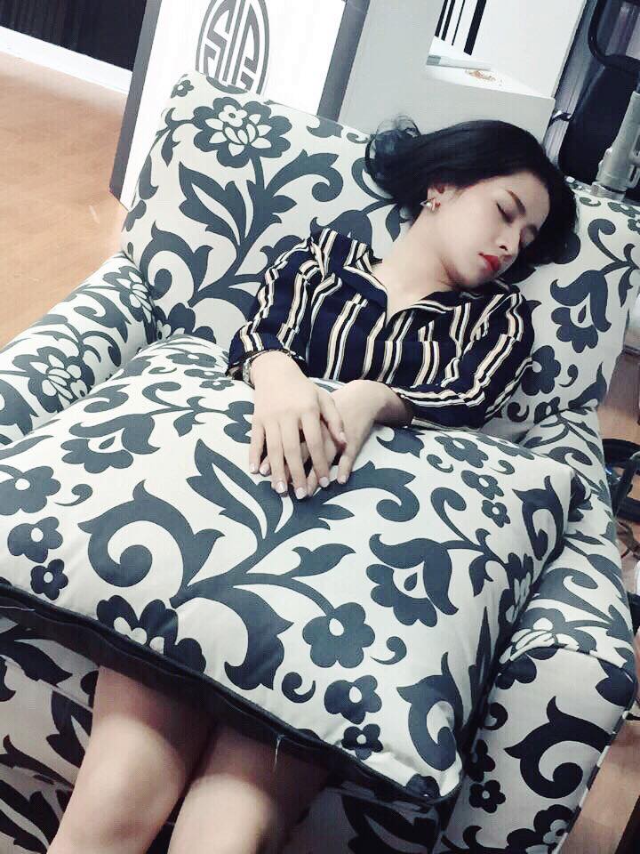 Hotgirl Chi Pu “Vâng thưa quý vị, sau đây cô Chi sẽ hướng dẫn quý vị ngủ theo phong cách \'quý - xờ - tộc\'. Đi quay phim, nghỉ mệt chút xíu thôi mà cũng điệu khác người nữa, quay xong phim là sẽ có nguyên một serie hình \'dìm hàng\' nha các bạn”.