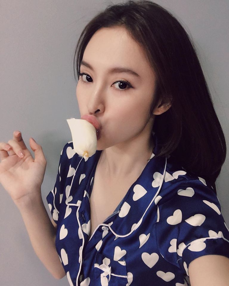 Angela Phương Trinh hào hứng ngậm sữa chua và selfile kèm dòng chú thích \'Có một chút nhớ nhớ. Có một chút iu iu. Có một chút bối rối. Có một chút hoang mang\'.