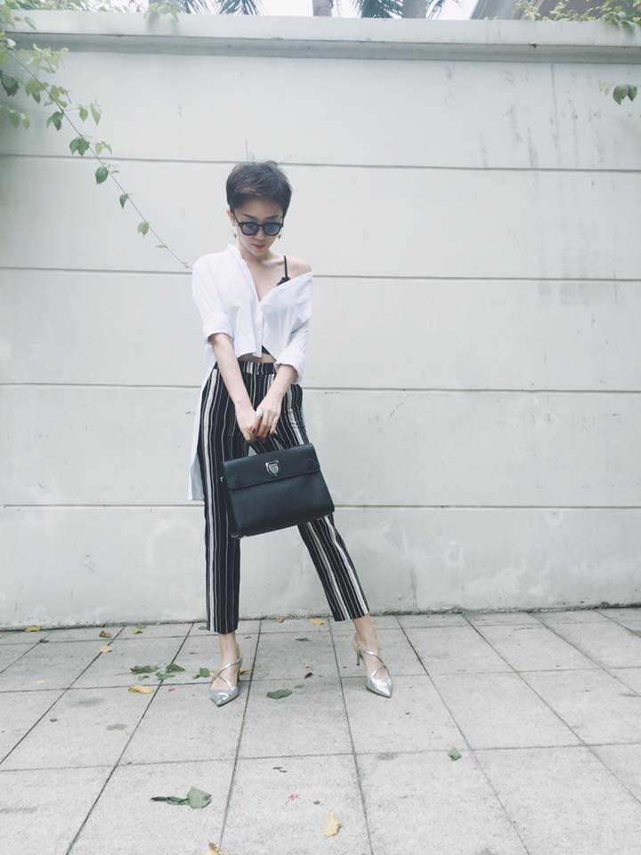 Ca sỹ Tóc Tiên gợi cảm, sexy trong hình ảnh mới \'Đến lúc phải refresh lại bản thân tí thôi! Tiên tự thưởng cho mình 1 em túi xinh, đi du lịch xa vài ngày, chụp thật nhiều hình đẹp, đợi nhé\'.