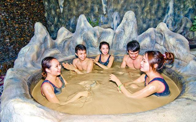 Rất đông đồng nghiệp tới tiễn đưa nhạc sĩ Thanh Tùng.