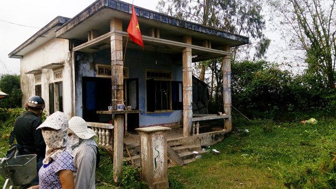Con dùng gậy đánh chết mẹ già 81 tuổi rồi cắt gân tay tự tử