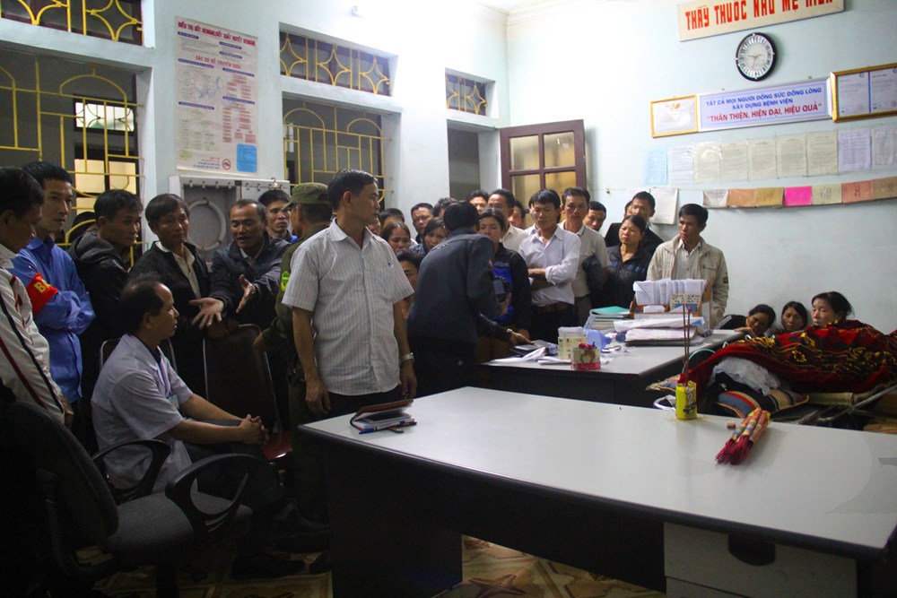 Nữ sinh 14 tuổi tử vong, người nhà mang thi thể vây bệnh viện