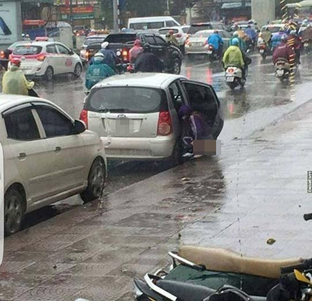 Người phụ nữ thản nhiên tè bậy giữa ban ngày ngay trên phố Hà Nội