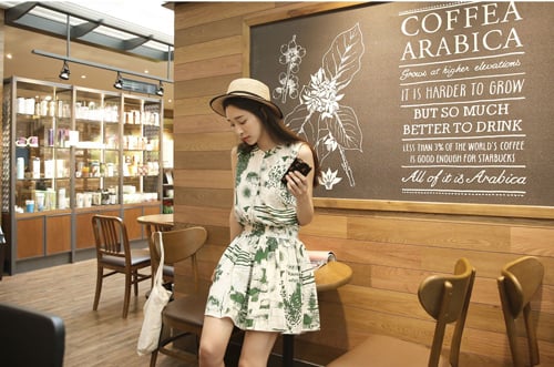 Thời trang công sở hiện đại không quá khắt khe để bạn có thể diện những chiếc đầm phóng khoáng kiểu sát nách hay cách điệu đến văn phòng