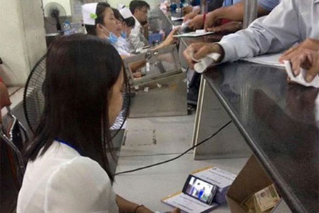 Bắt bệnh nhân đợi suốt 4 tiếng vì bận 