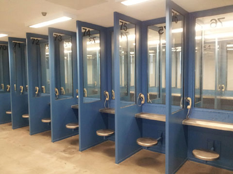 Hàng tuần, từ thứ 6 đến chủ nhật, người thân của các phạm nhân mới được phép tới thăm.