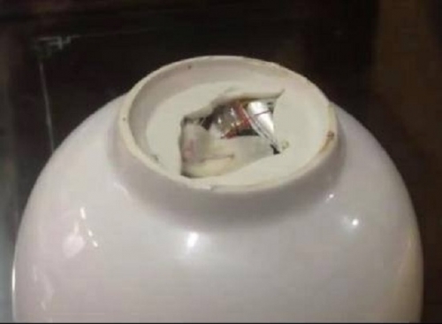 Tá hỏa phát hiện chíp điện tử bốc mùi gắn dưới đáy bát ăn cơm