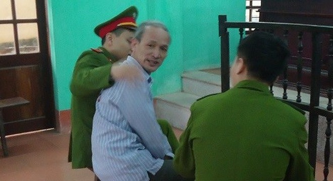 Người chồng cắt gân chân, tay vợ đập đầu tự tử tại phiên tòa