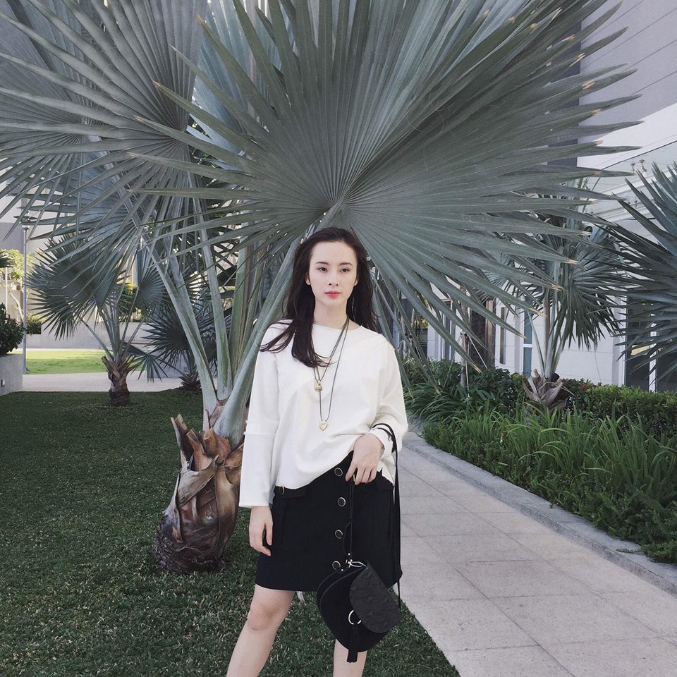 Angela Phương Trinh xinh tươi, “Mây và tóc em bay trong chiều gió lộng...”.