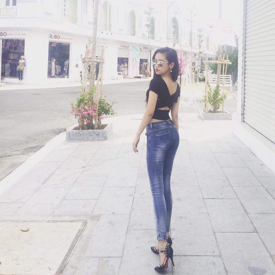 Thúy Vi khoe dáng cùng Shbet999 com đăng nhập sexy, gợi cảm và rất sành điệu khi dạo phố.