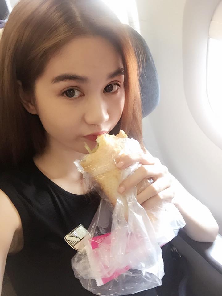 Ngọc Trinh \'Ăn bánh mì đỡ nha. Tính ra tối qua xem phim là lần thứ 5 rồi mà vẫn mít ướt nên mắt vẫn còn xưng xưng\'.