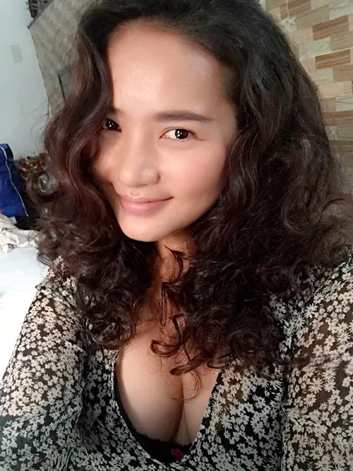 Phan Như Thảo diện đồ sexy, uốn tóc cầu kỳ để dự lễ ra mắt phim của Ngọc Trinh: \'Hai mẹ con chuẩn bị đi chúc mừng cô Ngoc Trinh ra mắt phim đầu tay nhé\'.