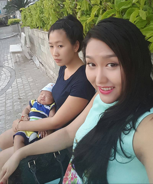 Phi Thanh Vân cười tươi rói khi đưa con trai về nhà bà ngoại: \'Ba chị em về ngoại xin ăn. Ngồi ghế đá chờ papa cún lấy xe lâu tóa\'.