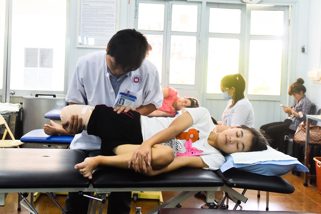 Lập hội đồng y khoa xác định nguyên nhân nữ sinh bị cưa chân