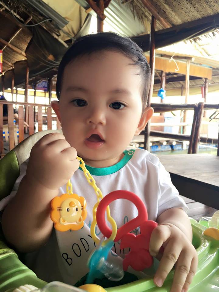 Phan Hiển khoe con trai \'Em biểu cảm đáng iu không nè. Ba mẹ cứ ăn cơm đi, con tự chơi được\'.