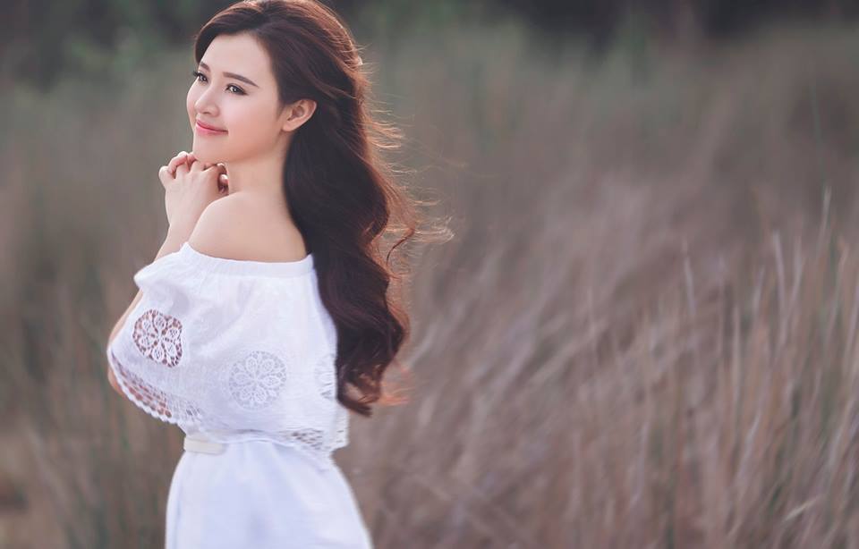 Midu khoe vẻ đẹp 'thiên thần' với đầm trễ vai trắng tinh khôi