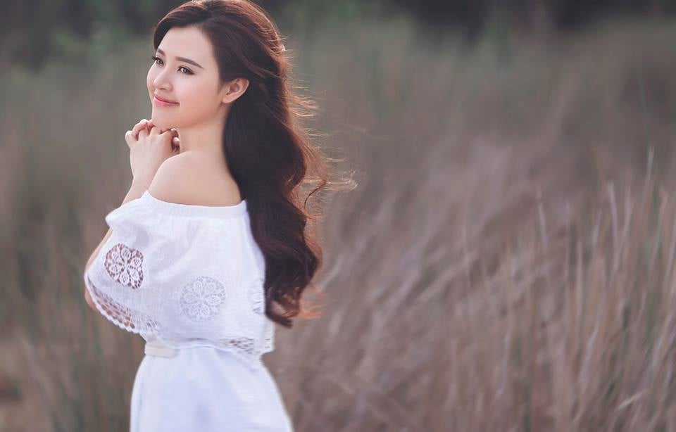 Midu khoe vẻ đẹp 'thiên thần' với đầm trễ vai trắng tinh khôi