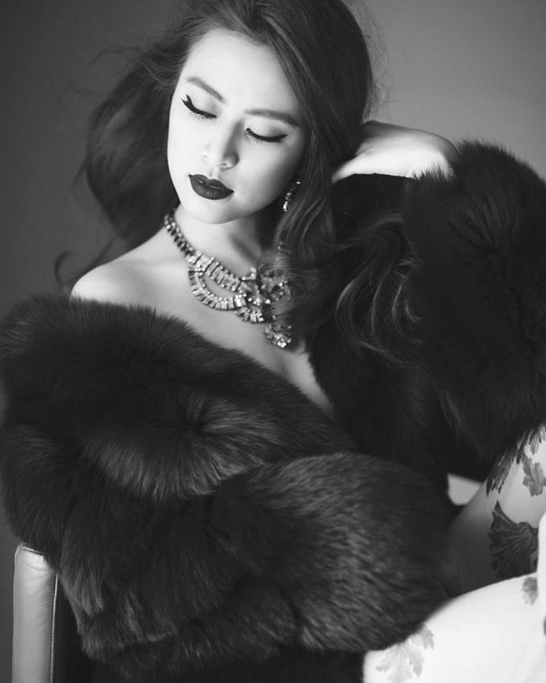 Hoàng Thùy Linh suy tư \'Người ta hay dạy nhau cách để có được thứ này, thứ kia mà không dạy cách từ bỏ. Từ bé, chúng ta phải cố gắng, nỗ lực để đạt được ước mơ, công việc tốt, tấm chồng giàu… nhưng không ai khuyên ta cách từ bỏ cái vốn không thuộc về mình nên Shbet16 chơi game trực tuyến mới phức tạp và mệt mỏi. Theo Linh, phải biết từ bỏ mới là biết sống\'.