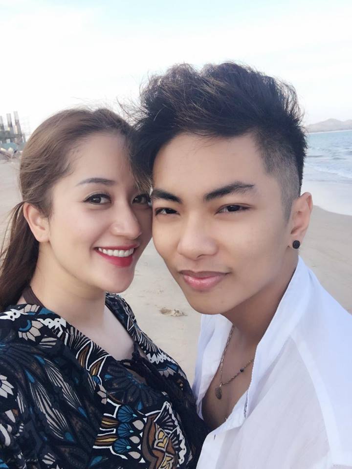 Khánh Thi và Phan Hiển tình tứ tạo dáng trên bãi biển.