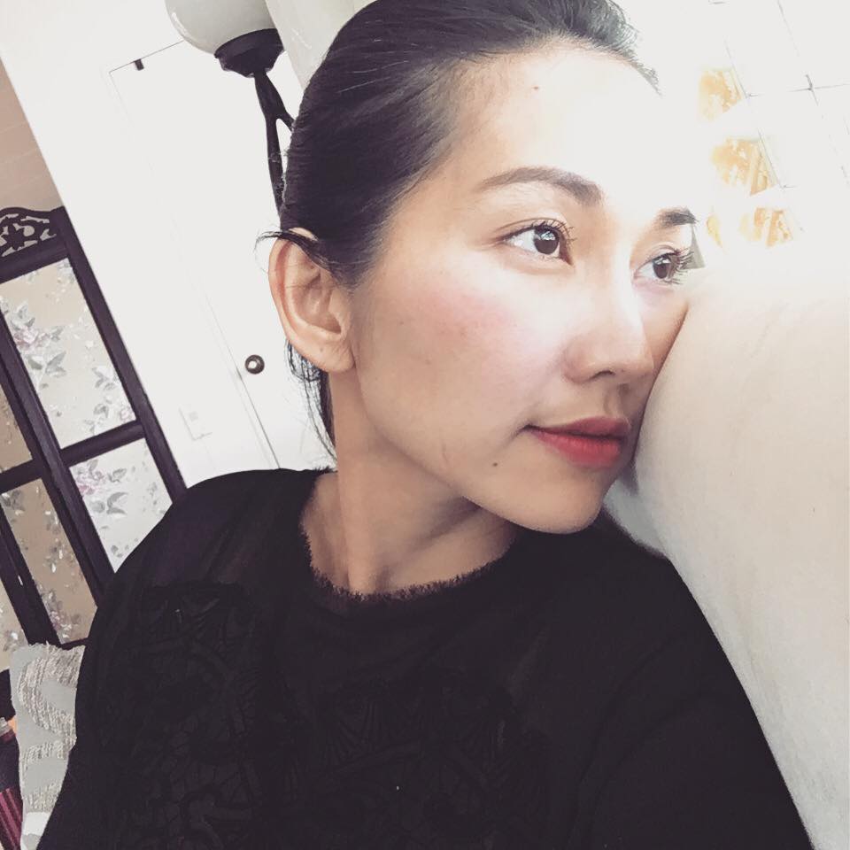 Kim Hiền hạnh phúc khi được trở lại công việc \'9 ngày nữa thôi là xuất hiện trên sân khấu rùi... Nôn nao và nhớ nghề lắm rồi! Mẹ chồng và chị dâu làm đẹp cho đi tập tuồng , tự tin hẳn ra sau 9 tháng không làm nghệ thuật!\'.