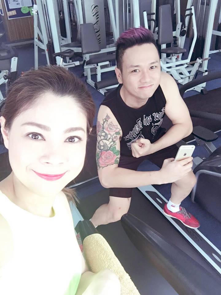 Thanh Thảo selfile tự tin cùng Hàn Thái Tú kèm dòng chú thích \'Gym thôi cả nhà ơi\'.
