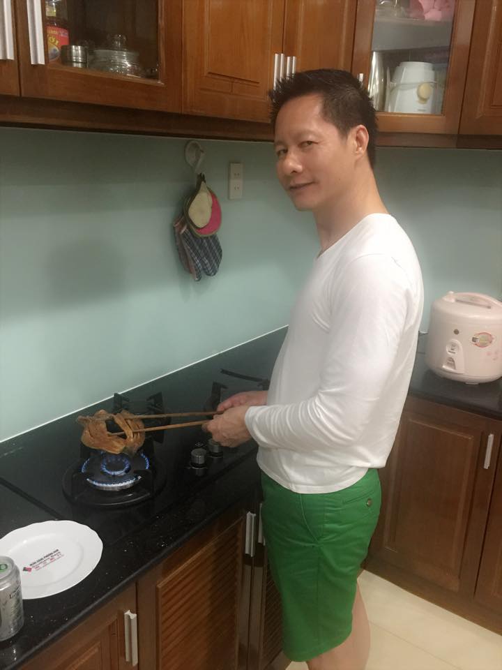 Phan Như Thảo tiết lộ \'bí mật\' ban đêm của chồng \'Đêm khuya bắt được quả tang quần xanh đang nướng trộm khô cá lóc của vợ bán. Tay còn sẵn một lon bia\'.