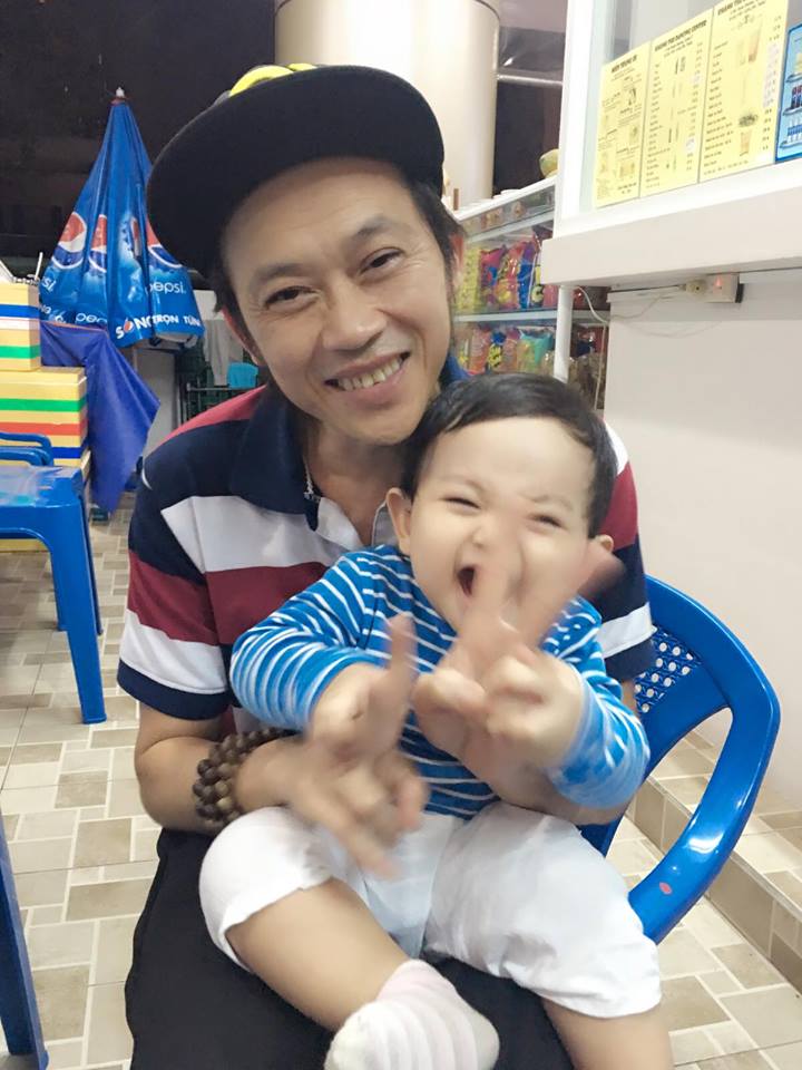 Khánh Thi hào hứng khoe \'Bác mới bế Kubi thôi là Kubi đã cười tít mắt rồi. Được danh hài  Hoài Linh đến thăm trung tâm nhảy múa của nhà Kubi là 1 vinh dự lớn\'.