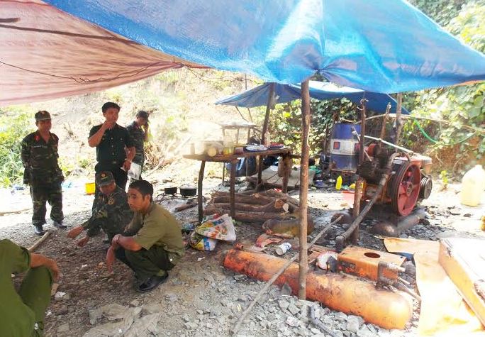 Vụ 4 phu vàng chết dưới hầm: Chủ tịch huyện kêu “khó quản lý”