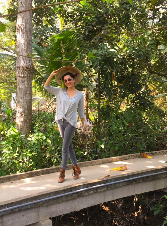 MC Kỳ Duyên \'Quê em đẹp lắm ai ơi!! Về nơi Hương Thuỷ từng mặc quần đùi đá banh...mà không mặc áo!!\'.