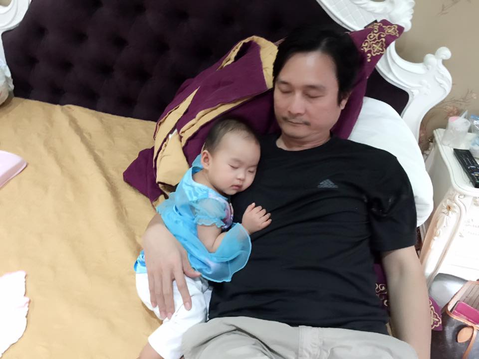 Nhạc sỹ Nguyễn Nhất Huy khoe ảnh chụp cùng con gái bé bỏng \'Cả ngày không chịu ngủ, đợi ba về nói mấy tiếng \'pa pa\' rồi bò tới nằm như zầy ngủ ngon lành tới giờ lun, để mẹ Chim Sâu hì hục nướng bánh cho hai cha con thức giấc uống trà \'đàm đạo\' có món mà \'tráng miệng\' lúc nửa đêm. Kaka, con gái Lê Kiều Như nên cái trán nhìn giống Lê... Nin\'.