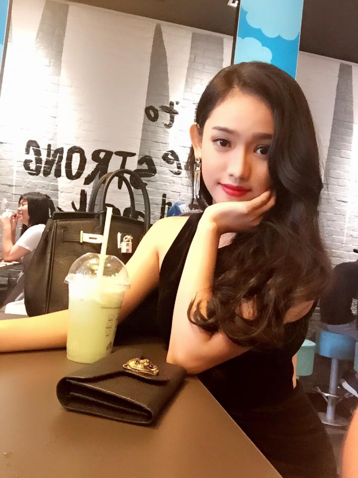 Thúy Vi sang chảnh \'Thành phố giống như một sàn diễn lớn và chúng tôi đang cố tròn vai\'.