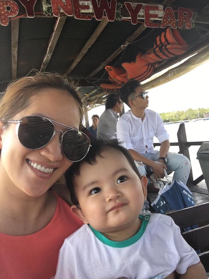 Khánh Thi \'Dù có bận rộn đên mấy, hay lạnh lùng đến mấy thi khoảnh khắc mà bạn đi làm và con bạn chạy theo giơ hai tay đòi mẹ. Thật nghẹn ngào khó tả. Có ai giống mình không?\'.