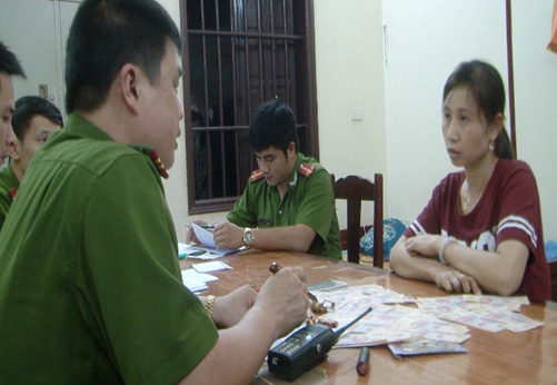 Bắt quả tang nữ quái lưu hành tiền giả tại Đền Hùng