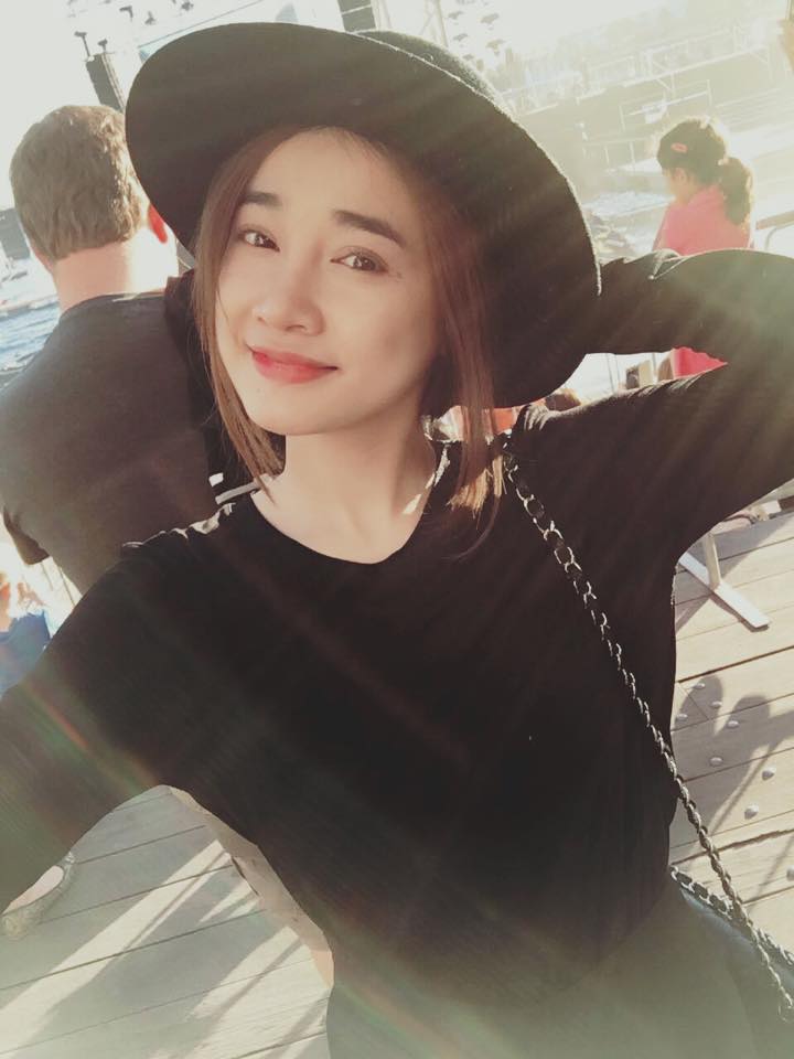 Nhã Phương xinh đẹp giữa \'Phố đông người\'.