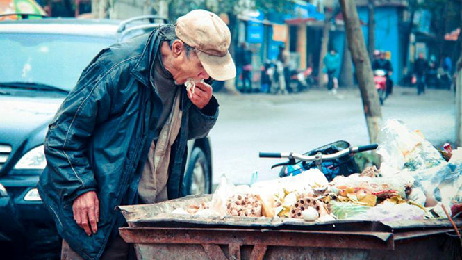 Lay động trước hình ảnh “ông lão nhặt thức ăn từ thùng rác”