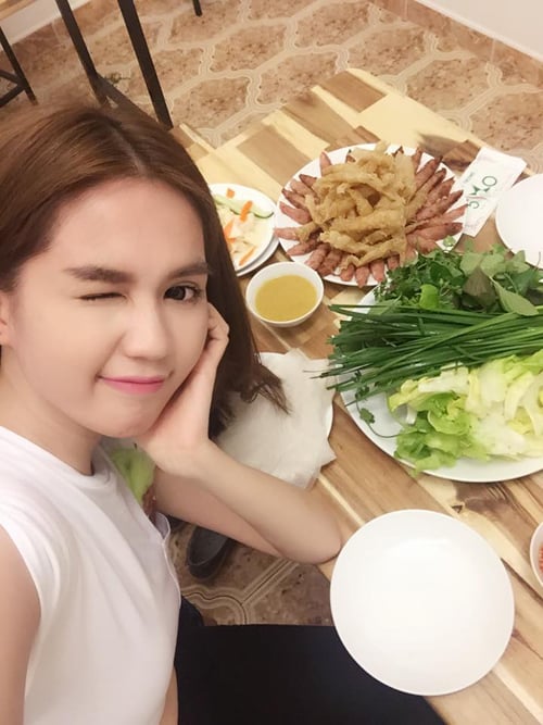 Ngọc Trinh ăn mặc giản dị, hào hứng chụp ảnh bàn ăn khi ra ngoài tụ tập cùng bạn bè.