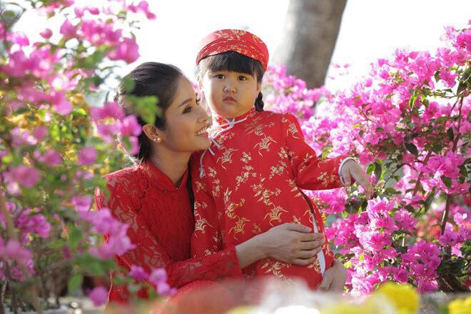 Thảo Trang khoe hình chụp cùng con gái bé bỏng kèm lời chú thích \'Nhớ cô gái này quá... Chỉ mong nhanh về gặp cô ấy thôi...!!\'.