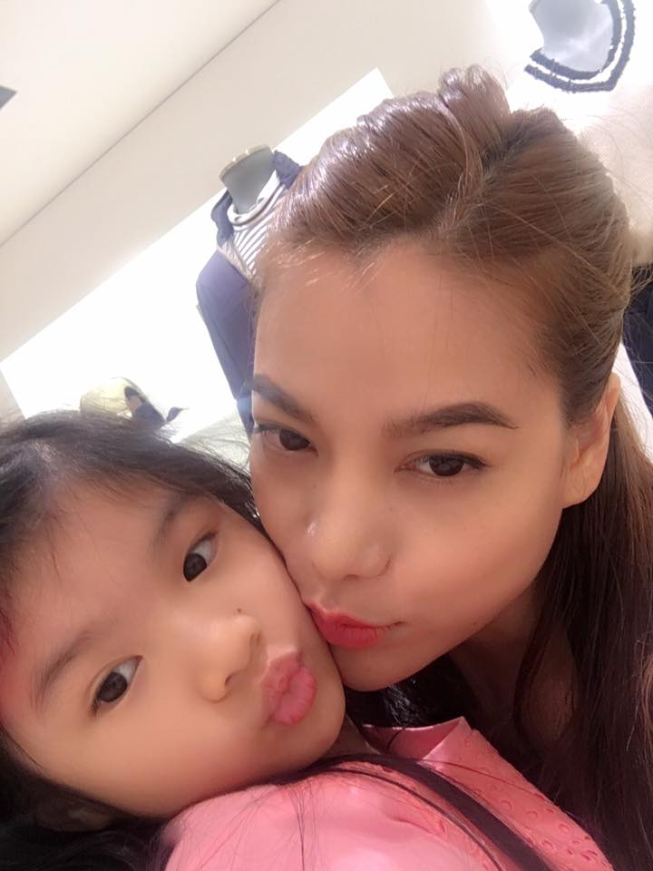 Trương Ngọc Ánh khoe ảnh nhắng nhít cùng con gái kèm dòng chú thích \'Hạnh phúc là đây\'.