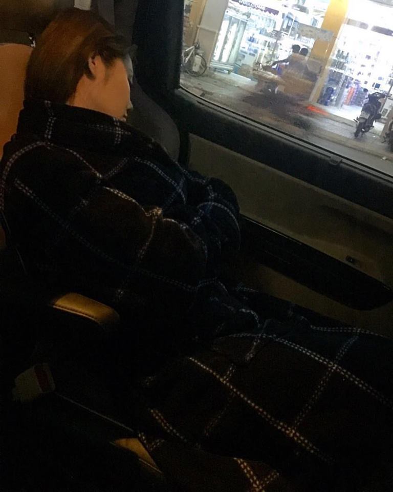 Linh Chi \'Dạo này làm việc nhiều căng thẳng nên cô bé ngủ gật mọi lúc mọi nơi. Bobby chụp lén nhưng rất có tâm\'.