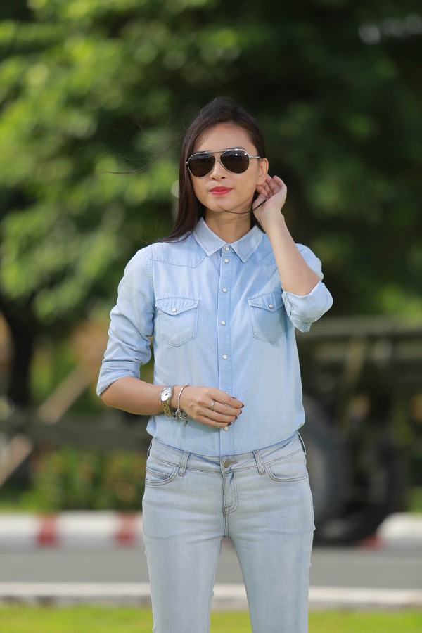 Ngô Thanh Vân \'Trời nóng quá mà đi làm kiểu này dễ bị đuối lắm nhé. Mọi người nhớ uống nước nhiều vào nhé...\'.