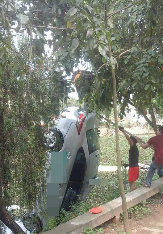 Taxi lao xuống hồ, cả 4 người trong xe chết thảm